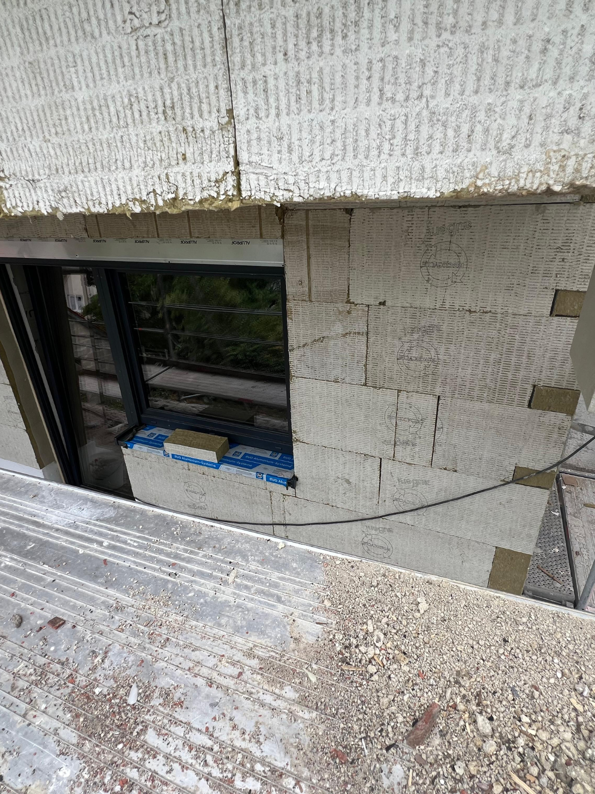Fassadendämmung mit 160 mm Mineralwolle an einem Mehrfamilienhaus – energieeffiziente Lösung nach KfW-Standard von Ullrich Bauprojekte.